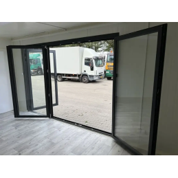 Contenedor 11×3 metros (33m2) con aseo completo y cocina